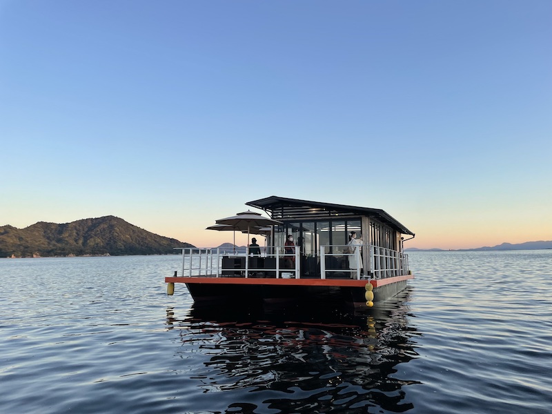 平日限定】海に浮かぶイカダ型ラウンジ船で優雅にランチをいただく