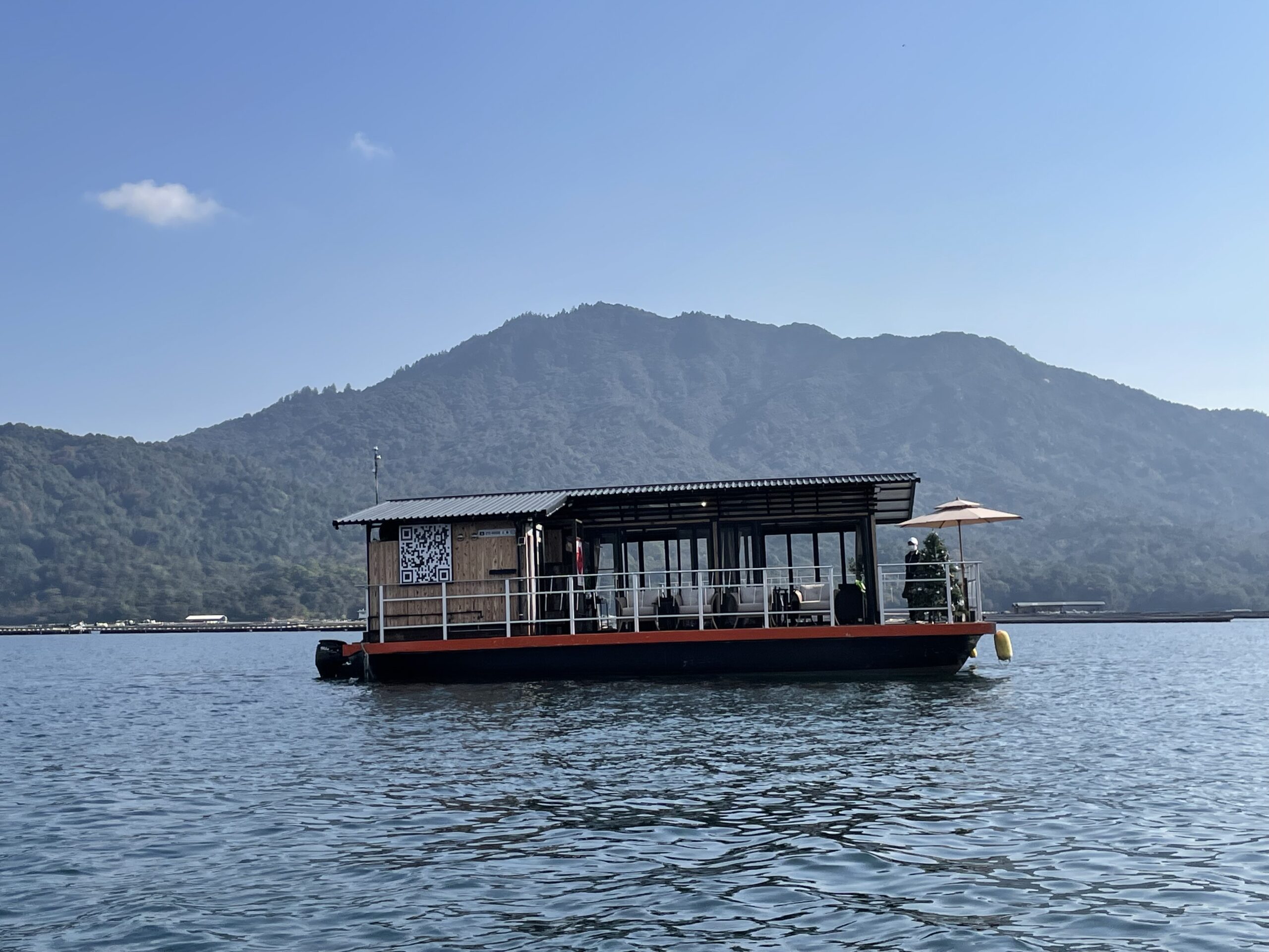 平日限定】海に浮かぶイカダ型ラウンジ船で優雅にランチをいただく